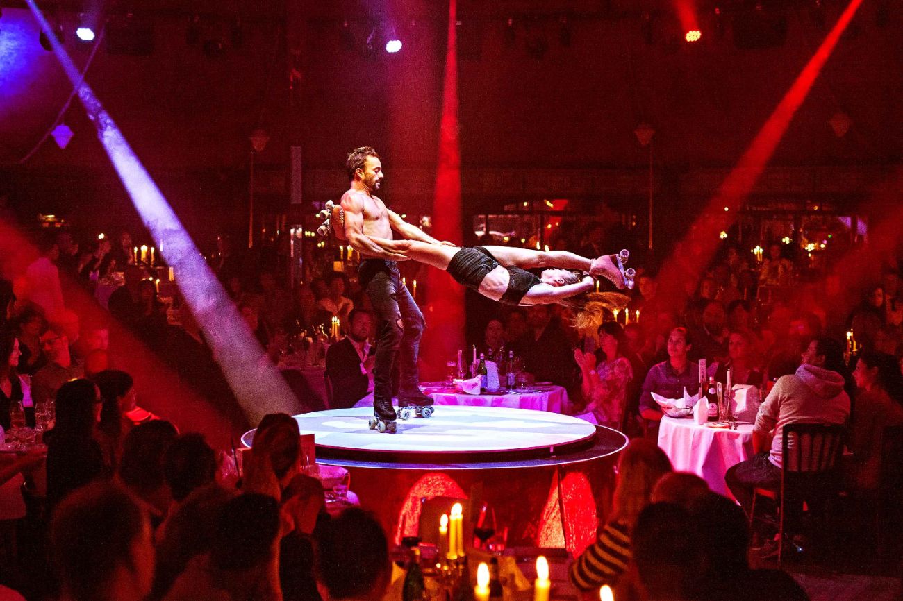 Das Rollschuh-Duo Mat und Mym in Aktion auf der Bühne des PALAZZO Spiegelpalastes.