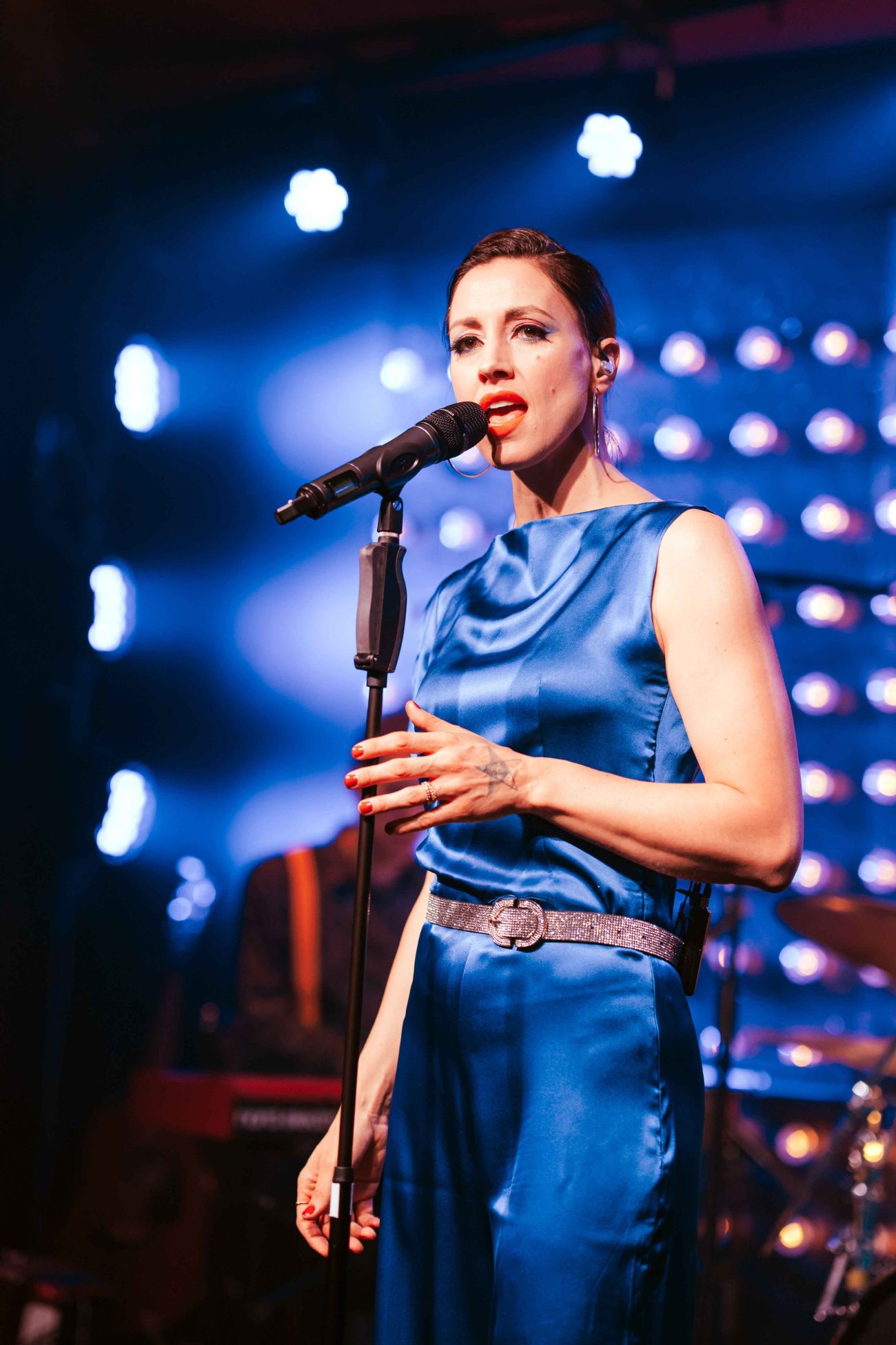 Die Sängerin Sophie Beaudet singt am  Mikrofon auf der Bühne des PALAZZO Spiegelpalastes.