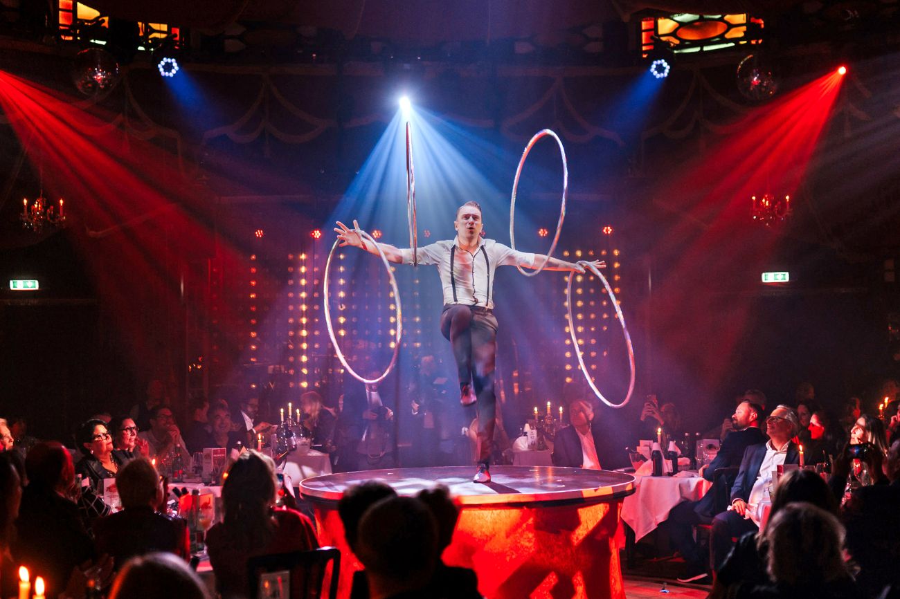 Hula-Hoop Künstler Igor Boutorine im PALAZZO Spiegelpalast.