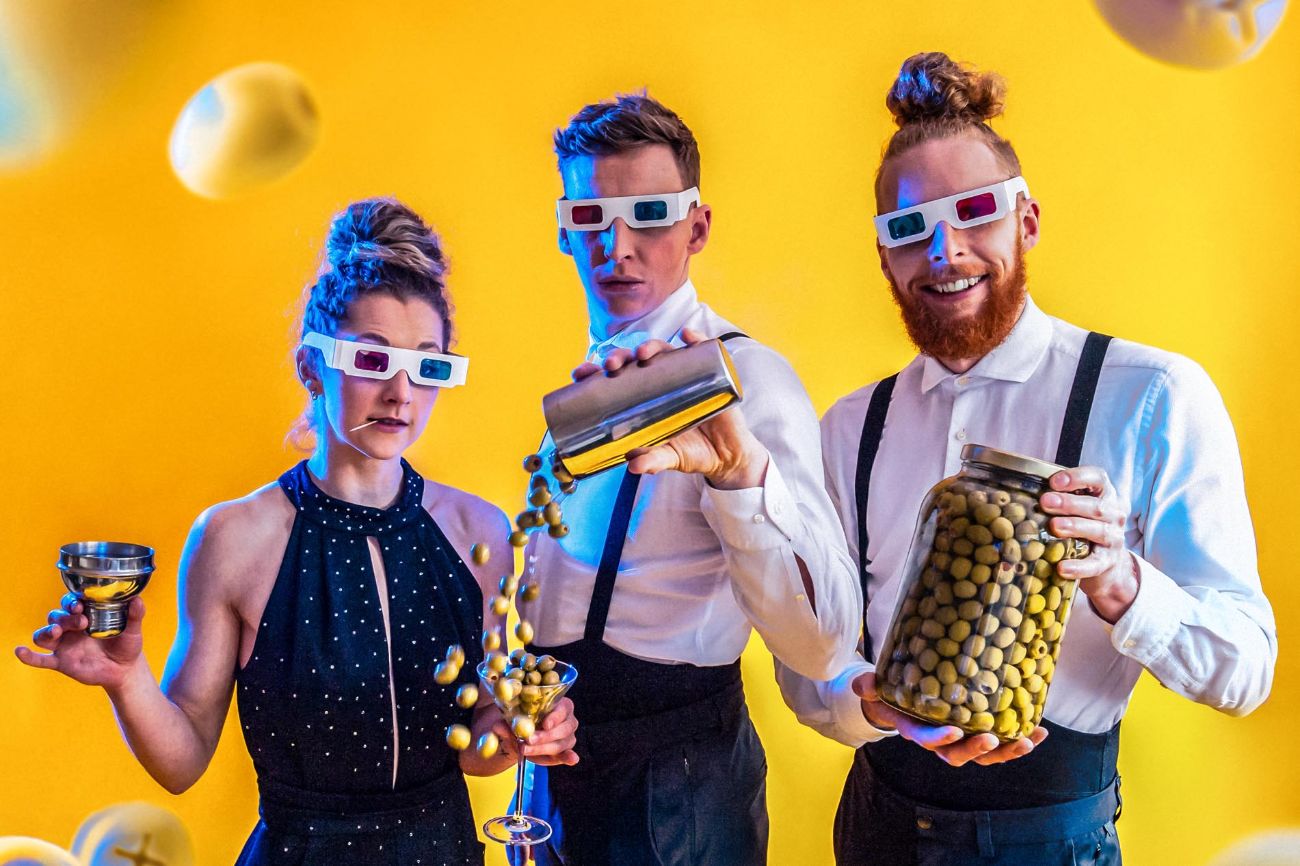 Die drei Künstler des Trios "Laser Kiwi" nebeneinander mit 3D-Brillen auf. 