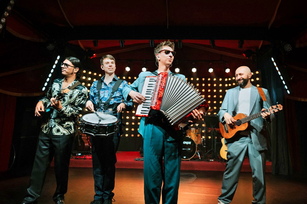Die Band Lucky Charms mit Gitarren und Akkordeon auf der PALAZZO-Bühne.