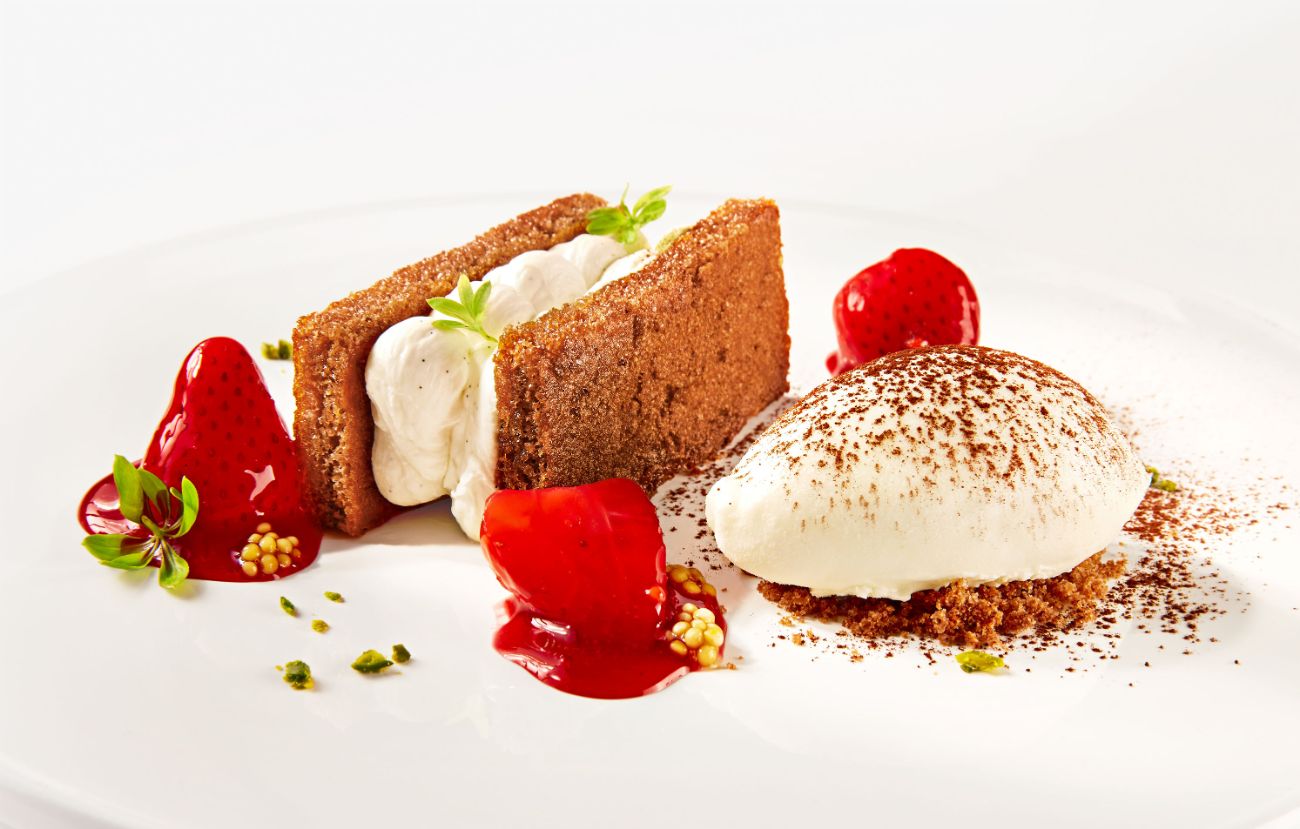 Das Dessert Tiramisu „PALAZZO“ mit Senf-Erdbeeren und Mascarponeeis im PALAZZO Berlin.