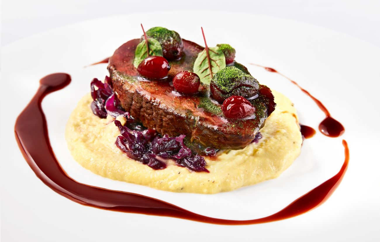 Der Huaptgang im Cornelia Poletto PALAZZO Hamburg: „Brasato di Festa“ Italienischer, in Barolo geschmorter Rinderbraten mit cremiger Polenta, Balsamico-Apfel- Rotkohl und Maronen.