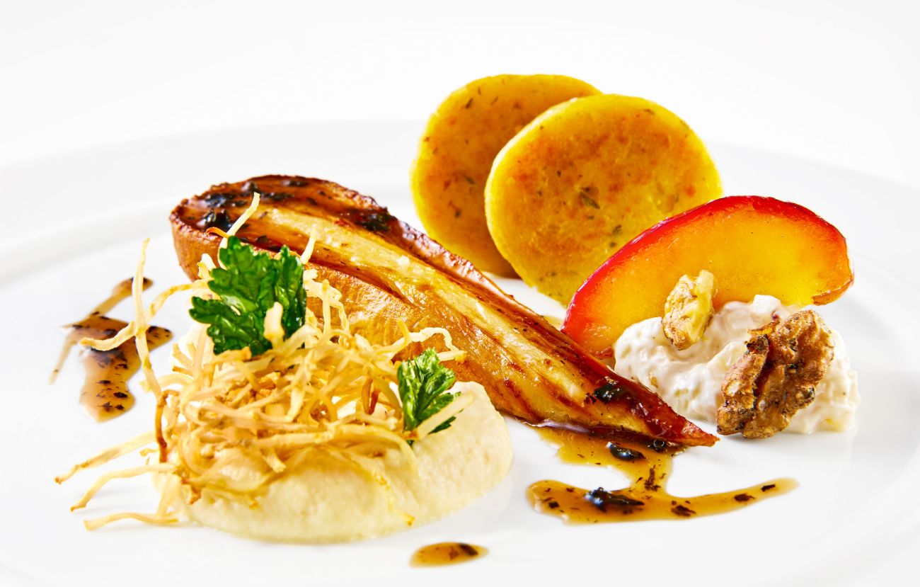 Der vegetarische Hauptgang im Alexander Herrmann PALAZZO Nürnberg: In Nussbutter confierte Petersilienwurzel, Trüffeljus, Selleriepüree, Apfel-Walnuss-Salat und Macairekartoffeln.