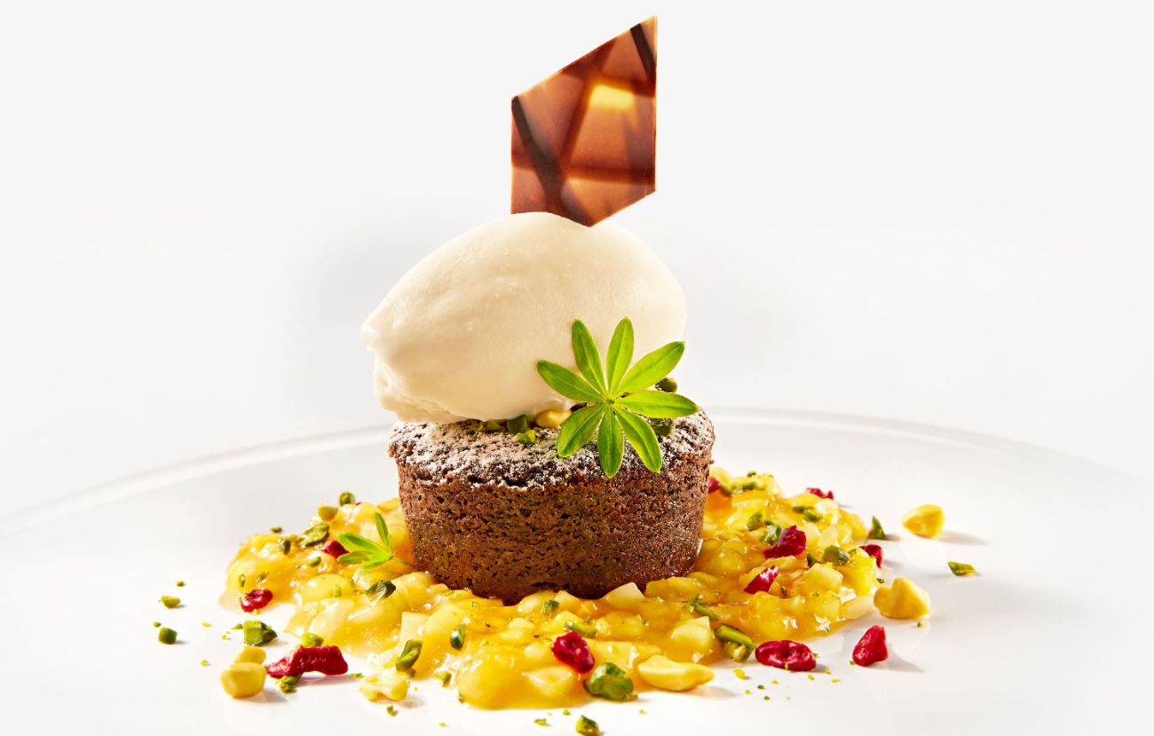Das Dessert im Harald Wohlfahrt PALAZZO Stuttgart: Schokoladensoufflé mit flüssigem Kern an Vanille-Ananas-Tatar und Buttermilcheis.