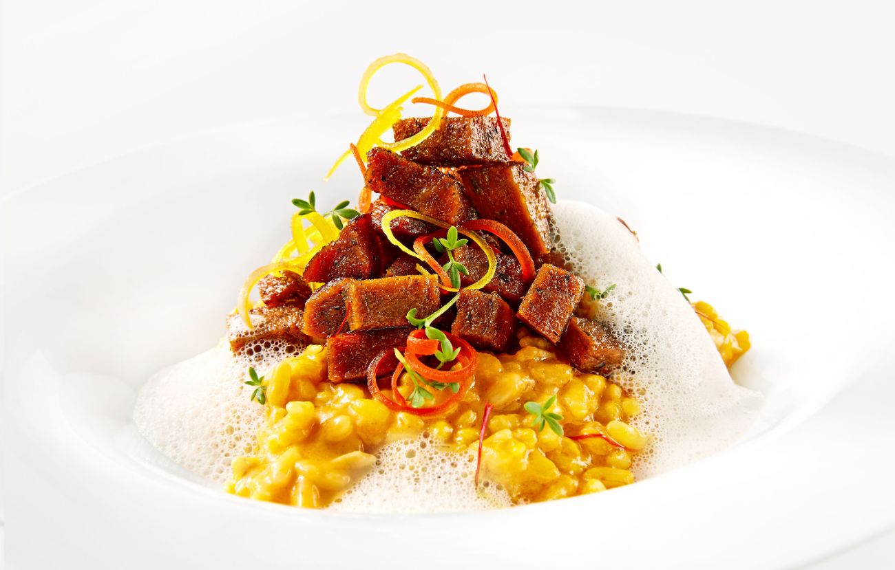 Der vegetarische Zwischengang im Harald Wohlfahrt PALAZZO Stuttgart: Thai-Curry-Risotto mit Knuspertofu und Kaffir-Limetten-Schaum.
