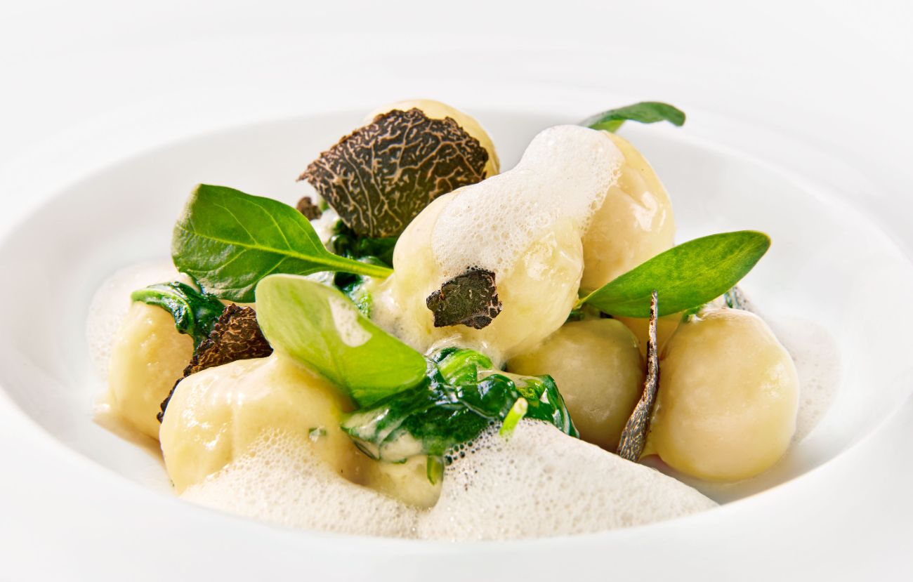 Der vegetarische Hauptgang im Toni Mörwald PALAZZO Wien: Trüffel-Gnocchi: Spinat – Schwarzer Trüffel 