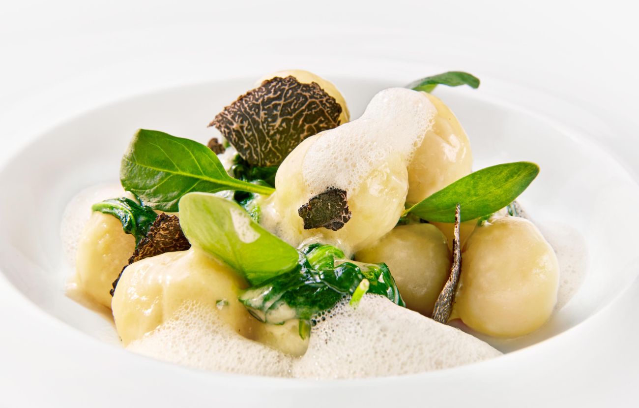 Der vegetarische Hauptgang im PALAZZO Berlin: Trüffel-Gnocchi mit Babyspinat und schwarzem Trüffel 