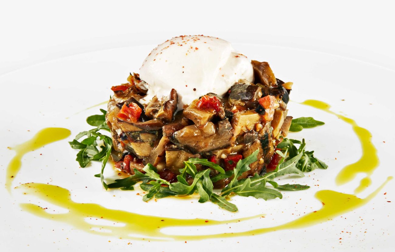 Die Vorspeise im PALAZZO Hamburg: Sizilianische Auberginen-Caponata mit Burrata, Pinienkernen und Basilikumöl