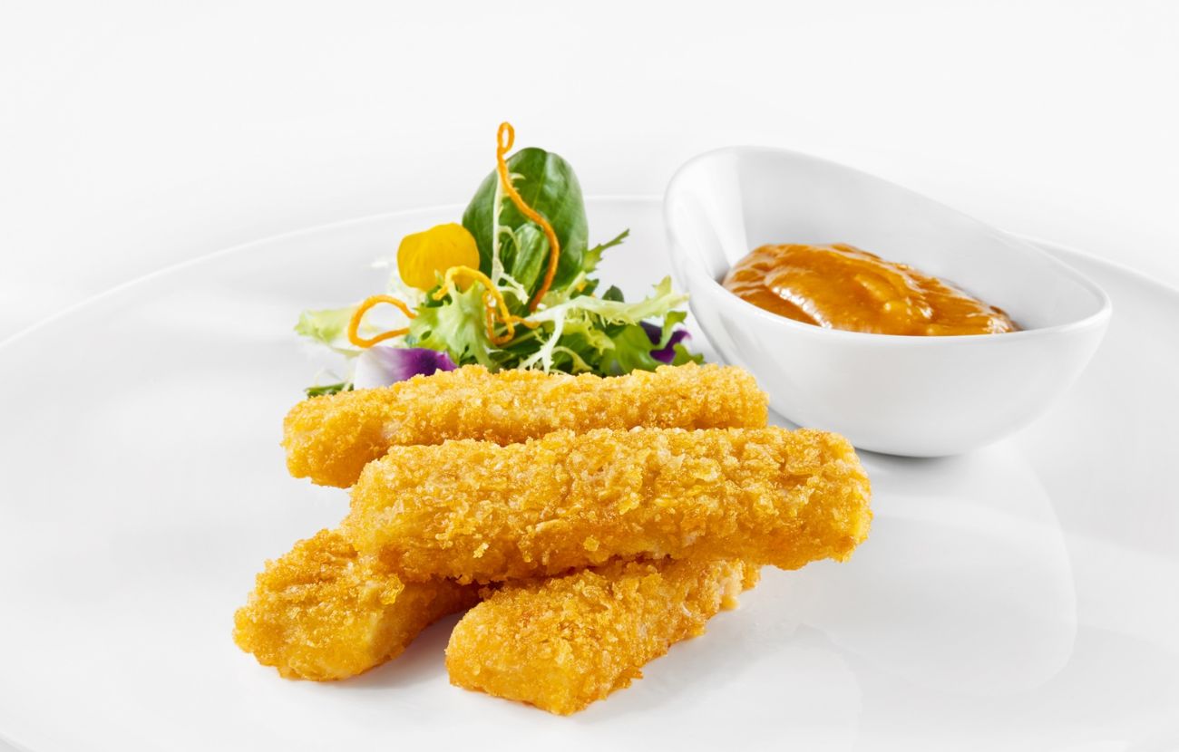 Die Vorspeise des Kindermenüs im PALAZZO: Goldbraune Fischstäbchen mit gelbem Curry-Ketchup