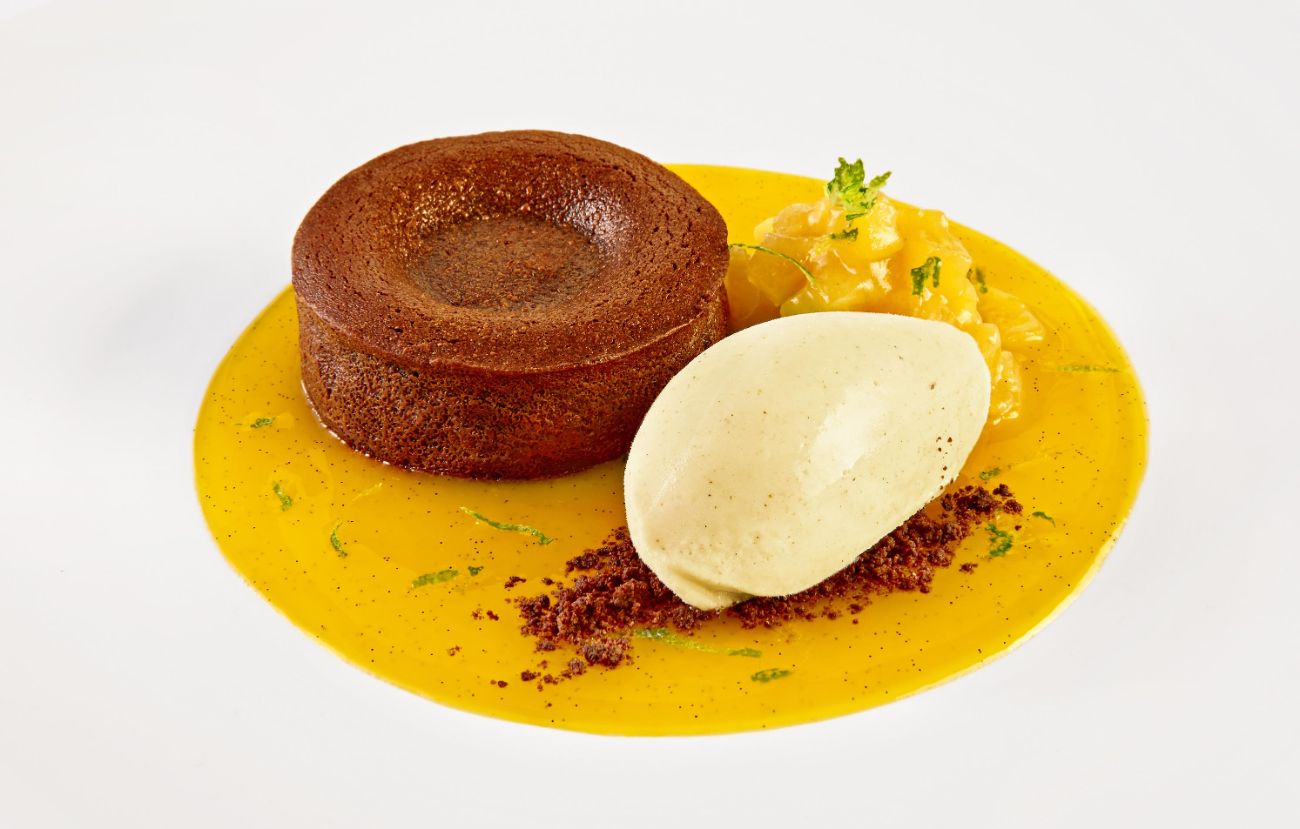 Das Dessert im PALAZZO Nürnberg: Lauwarmes Schokoladen-Törtchen, Joghurt-Lebkuchen-Eis, Bratapfelkompott und Zitrusfrucht-Sauce