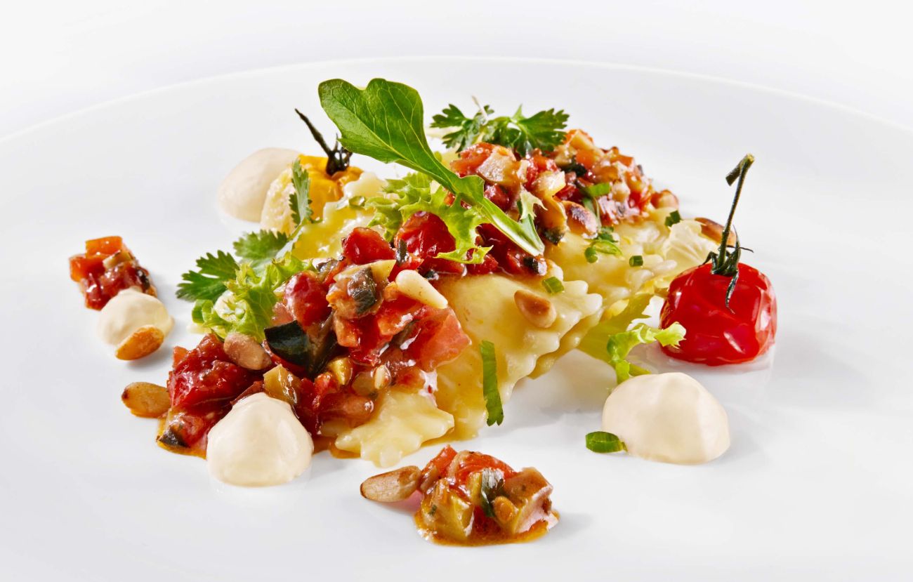 Die Vorspeise im PALAZZO Stuttgart: Salat von Mozzarella-Teigtaschen mit Rucola-Spitzen, Parmesan-Espuma, gerösteten Pinienkernen und altem Balsamico