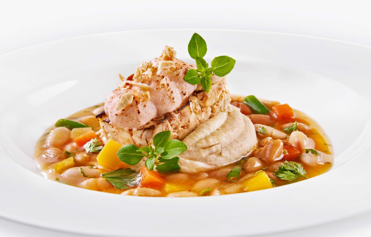 Der vegetarische Zwischengang im PALAZZO Stuttgart: Gebratener Räuchertofu auf Humus und Kichererbsen an provenzalischem Tomaten-Escabèche-Sud