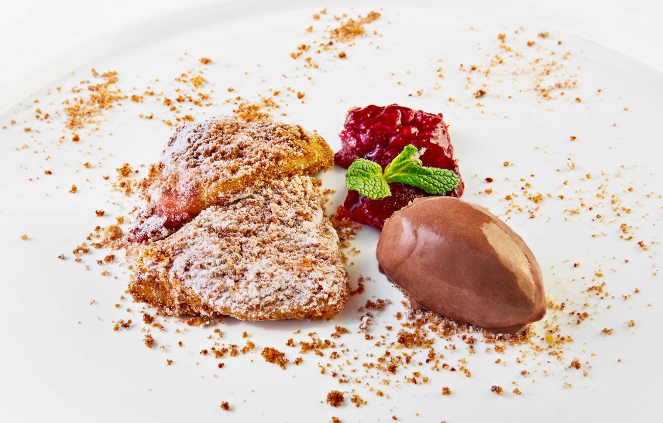 Das Dessert im PALAZZO Wien: Powidltascherl mit Zwetschkenröster und Nougateis