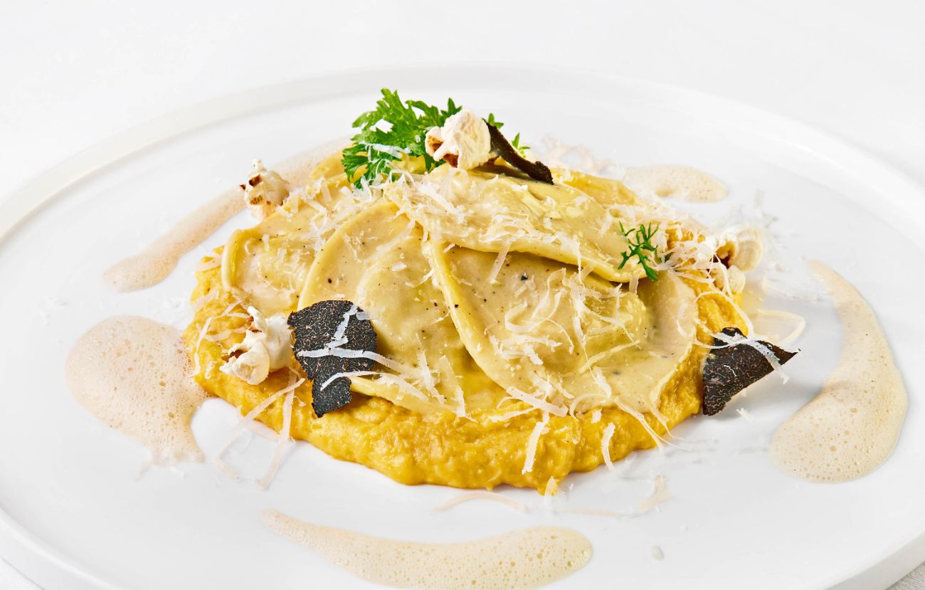 Der vegetarische Hauptgang im PALAZZO Wien: Trüffelravioli mit Maiscreme und Mais