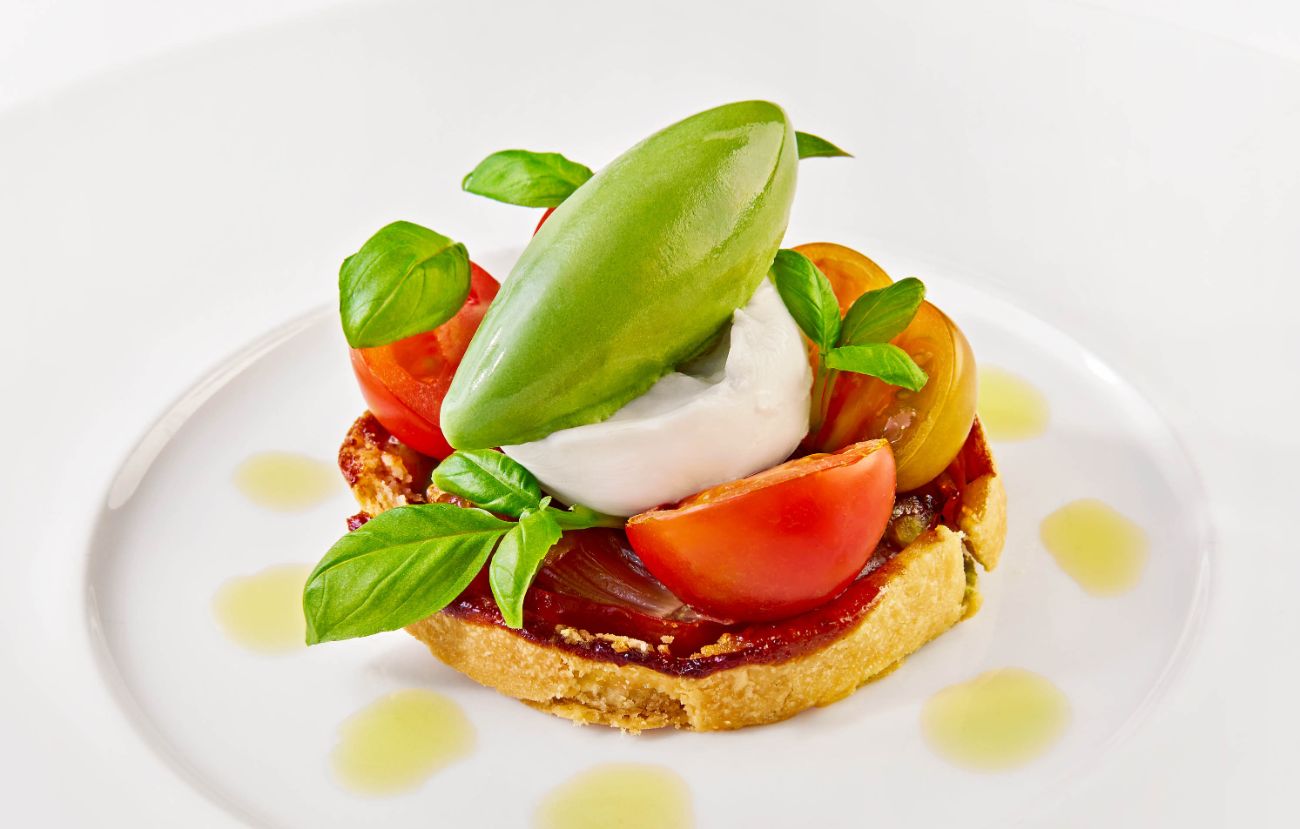 Die Vorspeise im PALAZZO Wien: Paradeiser-Schalotten-Tarte Tatin mit Burrata und Zitronen-Basilikum-Sorbet