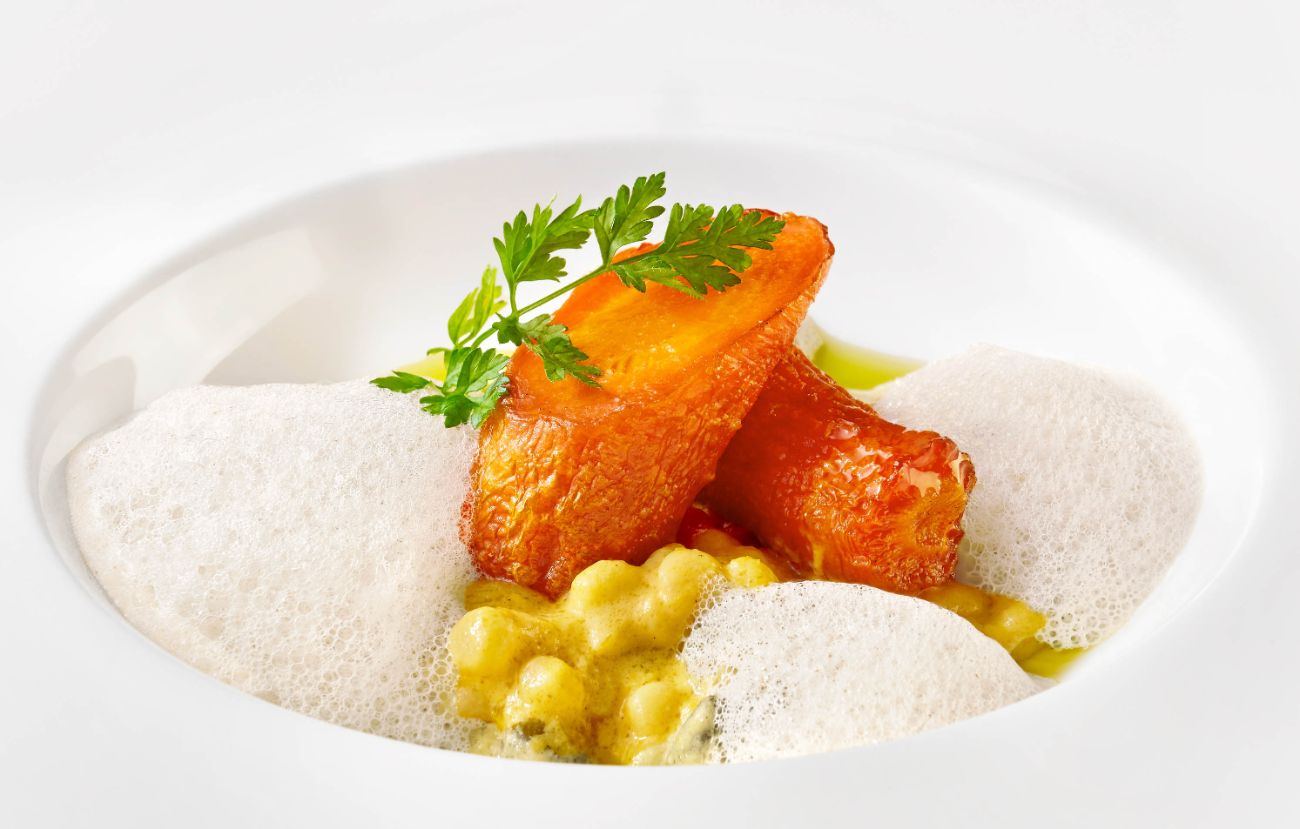 Der vegetarische Zwischengang im PALAZZO Wien: Ofenkarotte mit Fregola Sarda, gelber Paprika und Kapern