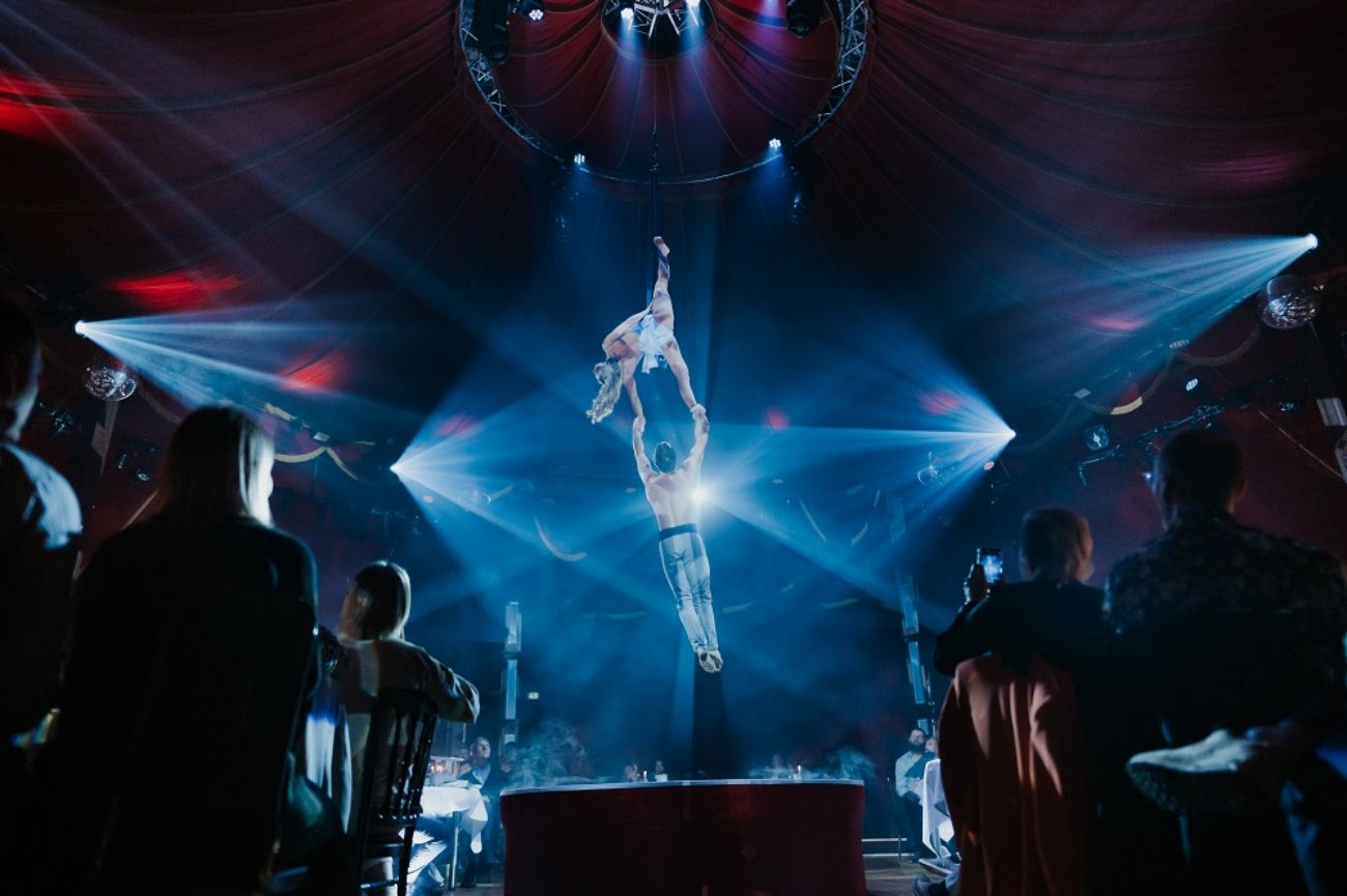 Ein Duo performt an den Strapaten unter dem Zelthimmel des PALAZZO Spiegelpalastes.