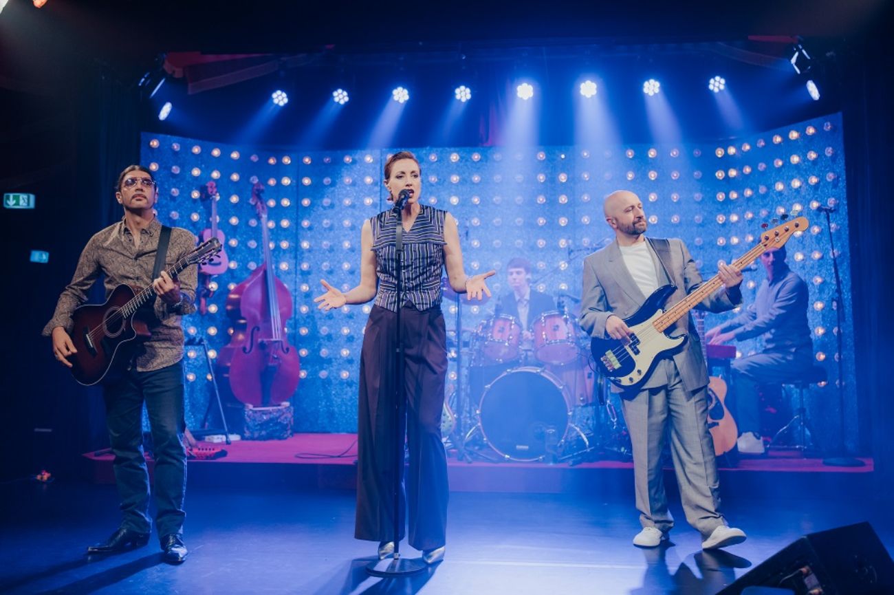 Die Sängerin Sophie Beaudet singt mit der Band Lucky Charms auf der Bühne des PALAZZO Spiegelpalastes.