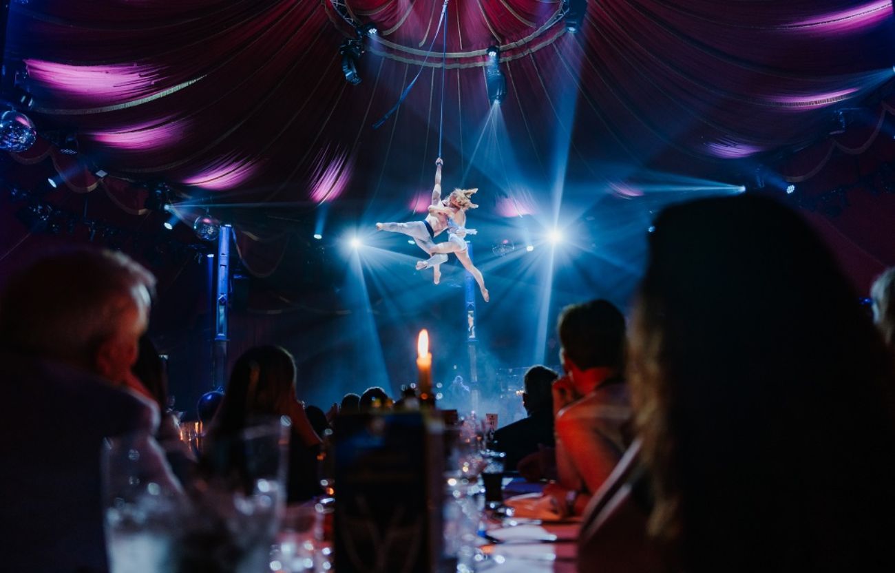 Das Duo Mat und Mym hängt drehend an den Strapaten unter dem Zelthimmel des PALAZZO Spiegelpalastes. 