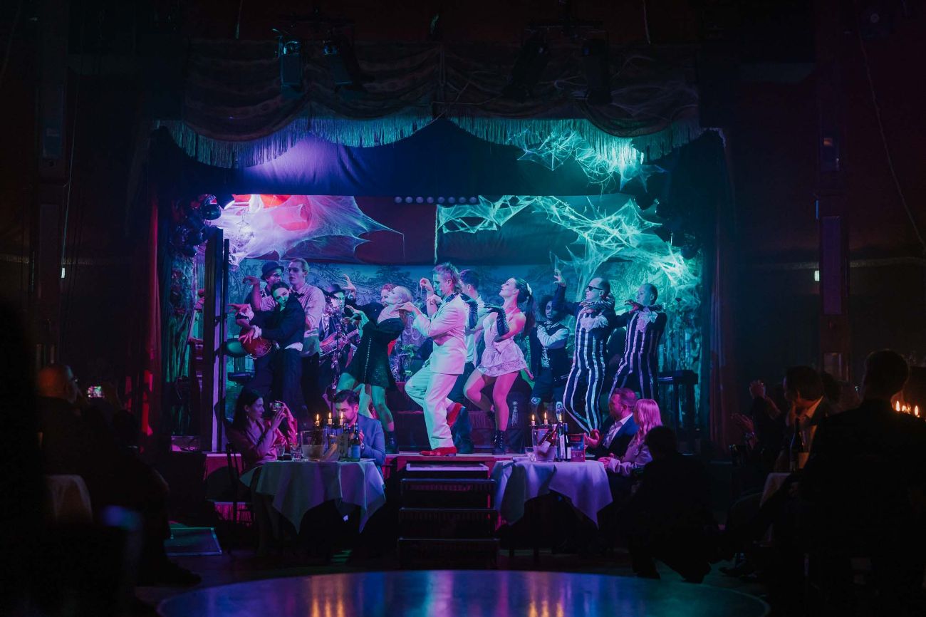 Die  Cast der neuen Show tanzt auf der Bühne im PALAZZO Spiegelpalast.