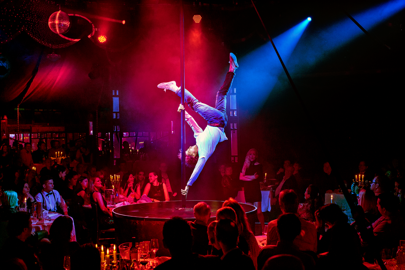 Der Künstler Jon Young performt am Chinesischen Mast im PALAZZO Spiegelpalast.