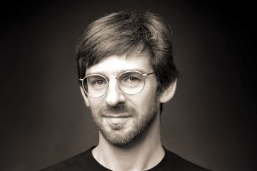Portraitfoto des Musikers Erez Frank, der stellvertretend musikalische Leitung im PALAZZO verantwortet.