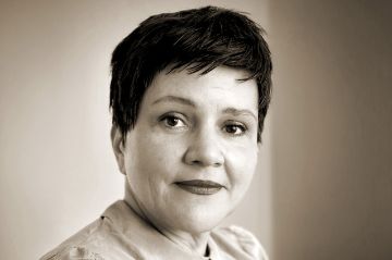 Portraitfoto der Kostümdesignerin Hermine Seifert.