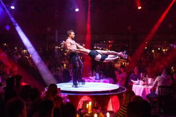 Rollschuh-Duo performt auf der Mittelbühne im Zentrum des PALAZZO Spiegelpalastes.