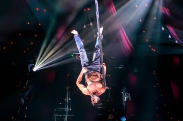 Der Künstler Alberto del Campo hängt kopfüber am Aerial Pole im PALAZZO Spiegelpalast.