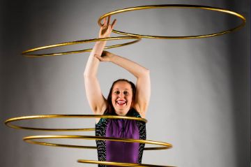 Die Künstlerin Lisa Goldsworthy performt ihren Hula-Hoop Act im PALAZZO.