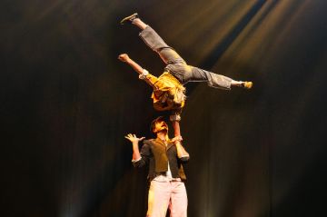 Das Duo Natalia und Lucas performen einen Hand-auf-Hand Handstand im PALAZZO.