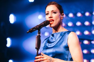 Sängerin Sophie Beaudet singt auf der Bühne im PALAZZO Spiegelpalast.