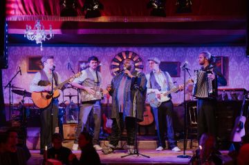 Die vier Hamburger Musiker der PALAZZO-Band "Boomraiders" musizieren auf der Bühne im Spiegelpalast.