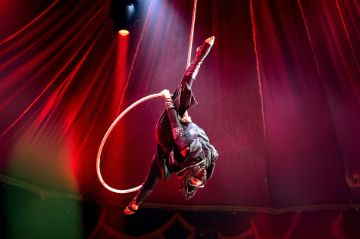 Artist Frédérique Cournoyer-Lessard am Luftring unter dem Zelthimmel im PALAZZO Spiegelpalast.