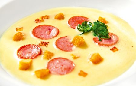 Der Zwischengang des Kindermenüs im PALAZZO ist Kartoffelcremesuppe mit gebratenen Würstchen.