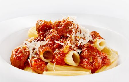 Der Hauptgang des Kindermenüs im PALAZZO ist Rigatoni Bolognese mit Parmesan. 