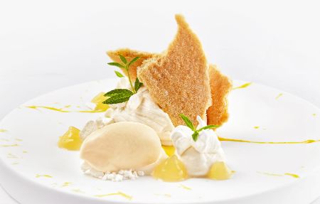 Das Dessert im Cornelia Poletto PALAZZO Hamburg: “Zitronen-Jette“ Crostata mit Amalfizitrone, Vanillecreme und Joghurteis.