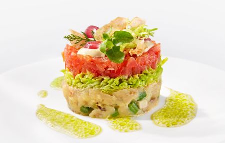 Die vegetarische Vorspeise im Cornelia Poletto PALAZZO Hamburg: “Tomate” Insalata nizzarda mit Grenaille-Kartoffeln, Tomaten-Tatar, Artischocke und Kräutersud.