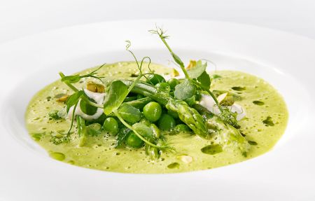 Der Zwischengang im Cornelia Poletto PALAZZO Hamburg: „Es grünt so grün …“ Grüne Minestrone mit Burratacreme, Pistazien und Minzöl.