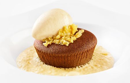 Das Dessert im Alexander Herrmann PALAZZO Nürnberg: Schokoladentörtchen mit flüssigem Butterkaramell gefüllt, Vanillesoße und Sorbet von der Williamsbirne.