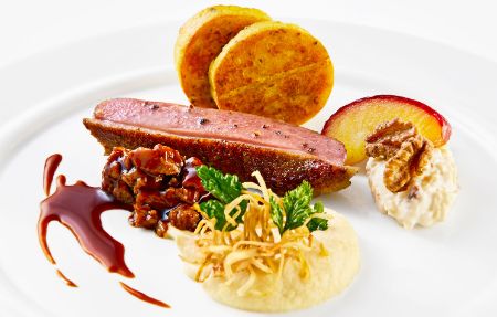 Der Hauptgang im Alexander Herrmann PALAZZO Nürnberg: Rosa gebratene Entenbrust mit Honig lackiert, Entenragout, Selleriepüree, Apfel-Walnuss-Salat und Macairekartoffeln.
