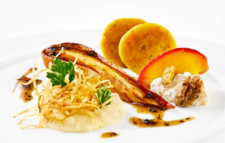 Der vegetarische Hauptgang im Alexander Herrmann PALAZZO Nürnberg: In Nussbutter confierte Petersilienwurzel, Trüffeljus, Selleriepüree, Apfel-Walnuss-Salat und Macairekartoffeln.