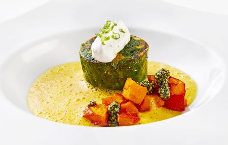 Der Zwischengang im Alexander Herrmann PALAZZO Nürnberg: Kürbis-Cremesuppe mit gebratenem Joghurt-Gewürzknödel und Kürbiskern-Pesto.