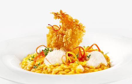 Der Zwischengang im Harald Wohlfahrt PALAZZO Stuttgart: Thai-Curry-Risotto mit Knuspergarnelen und Kaffir-Limetten-Schaum.