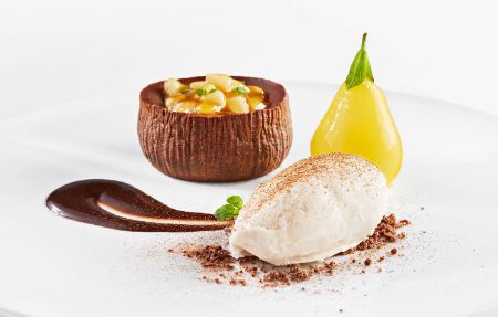 Das Dessert im PALAZZO Berlin: Lauwarmes Schokoladen-Törtchen mit Birnen-Kompott, pochierter Birne, Sauerrahmeis und Schokoladenganache