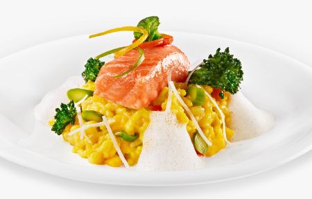 Der Zwischengang im PALAZZO Berlin: Risotto von gelber Paprika mit confierter Lachsforelle, Brokkolini und Paprika-Schaum