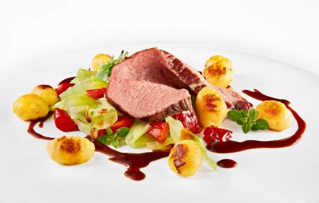 Der Hauptgang im PALAZZO Hamburg: Rosa gebratener Kalbstafelspitz mit Gnocchi und Spitzkohl-Paprikagemüse „Szegediner Art“