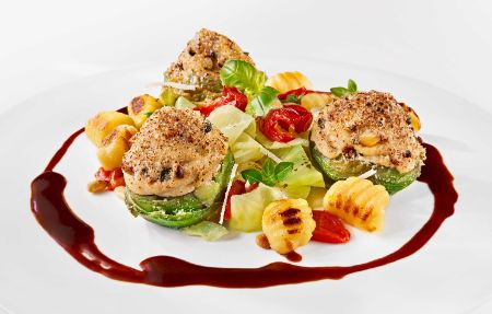 Der vegetarische Hauptgang im PALAZZO Hamburg: Gefüllter Artischockenboden mit Caprino und Taggiasca-Oliven mit Gnocchi und Spitzkohl-Paprikagemüse