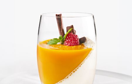 Das Dessert des Kindermenüs im PALAZZO: Cremige Panna cotta mit Mangopürée